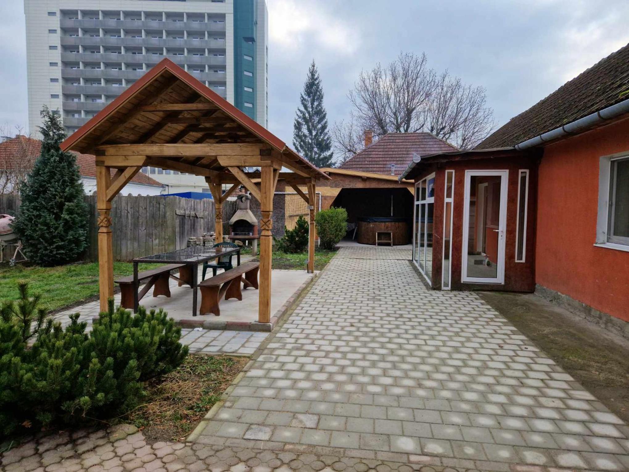 Curtea Casei Botimi cu foișorul și casa