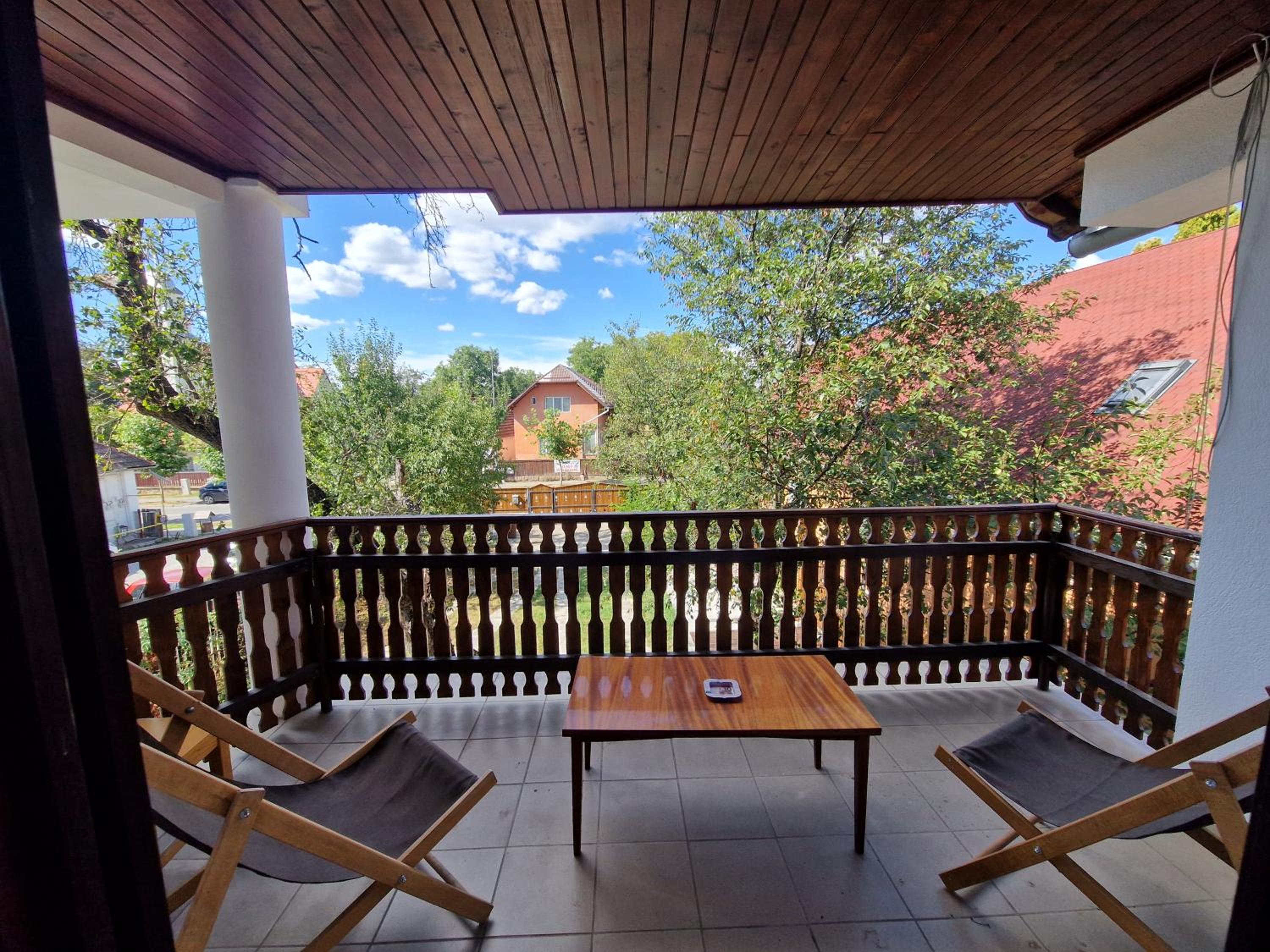Balcon cu vedere spre grădină
